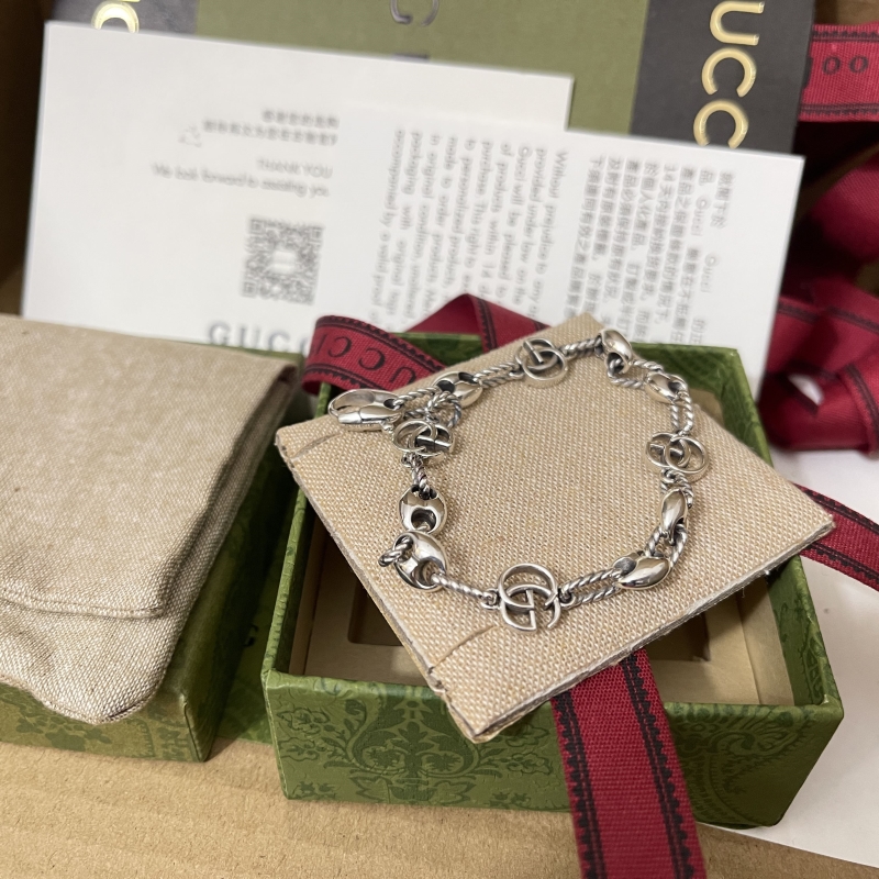 G*u*i bracelets